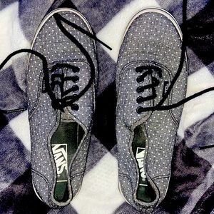 I’m selling a pair of vans shoes been worn twice